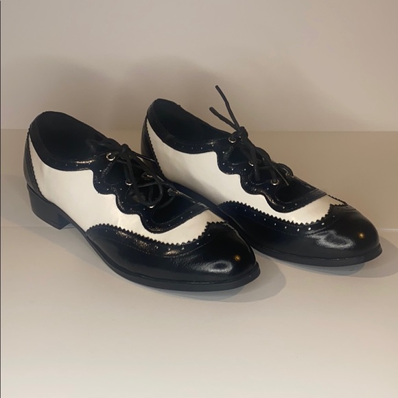 Chase + Chloe Shoes - Chase + Chole Laced Up Tuxedo Oxford Size 9